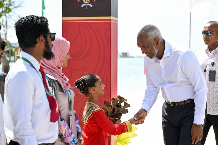 ދެ އަހަރެއްހާ ދުވަސް ތެރޭ ރާއްޖޭގެ ހުރިހާ ރަށަކަށް ރައީސް މުއިއްޒު ޒިޔާރަތްކުރައްވައިފި