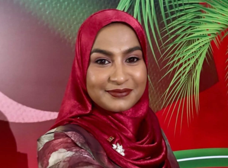 ޕްރެޒެންޓަރު އިނާޔަތު ޝަރުތުތަކާއެކު ދޫކޮށްލައިފި