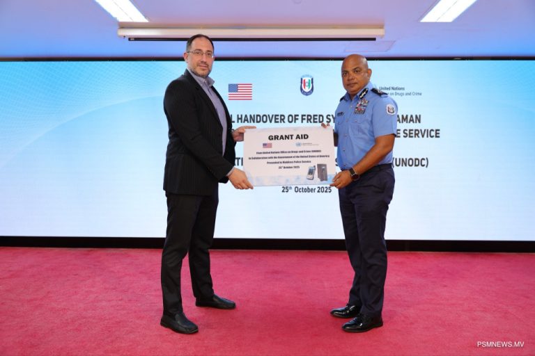 އެމެރިކާއާއި ޔޫއެންއޯޑީސީން ތަޙުޤީޤުކުރުމުގައި ބޭނުންކުރާ އާލާތްތަކެއް ފުލުހުންނަށް ހަދިޔާކޮށްފި