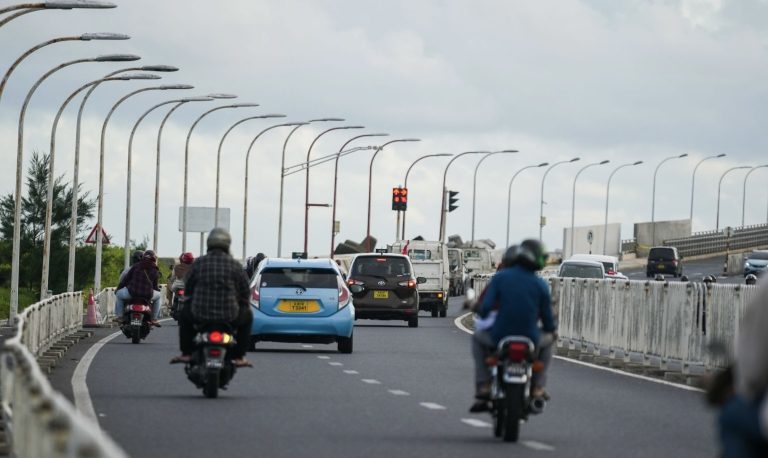 ހައިވޭގައި ސައިކަލަކާއި ޕިކަޕެއް ޖެހި މީހެއްގެ ބޯ ފަޅައިގެން ގޮސްފި