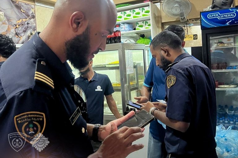 މާލޭގެ ދެ ކެފޭއަކުން ގަވާއިދާ ހިލާފަށް އުޅޭ ފަސް ބިދޭސީއަކު ހޯދައިފި