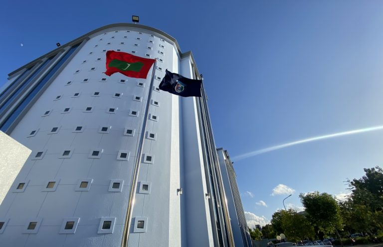 މެތު ބޭނުންކޮށްގެން މަގުމަތީ ޓީޝާޓް ބަލައިގެން އުޅުނު މީހަކު ބަންދަށް