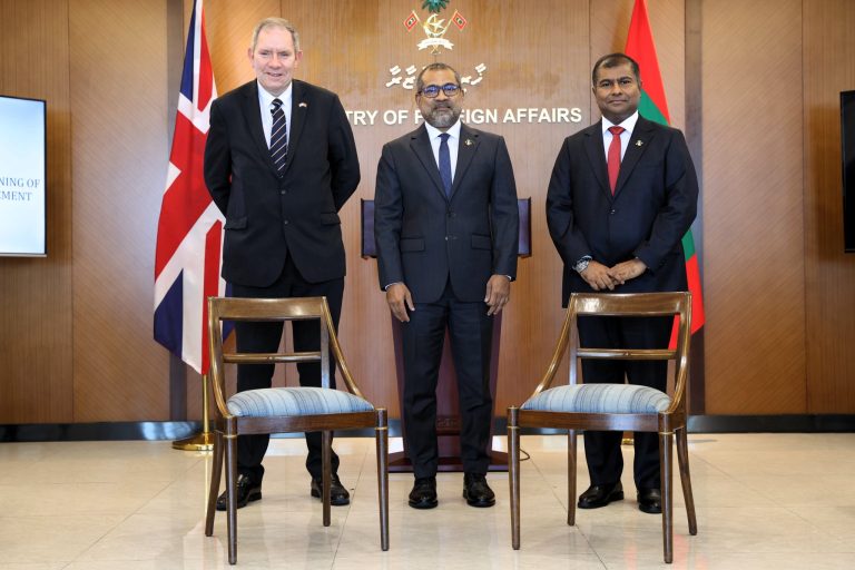 ރާއްޖޭގެ މިނިވަންކަމުގެ އެއްބަސްވުމުގައި ސޮއިކުރުމުގައި ބޭނުންކުރި ދެ ގޮނޑި ރާއްޖެއާ ހަވާލުކޮށްފި