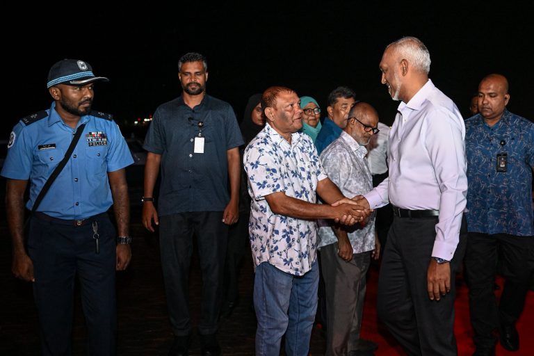 މާދަމާ ރޭ ރައީސް މުއިއްޒު މައްޗަންގޮޅީގެ ރައްޔިތުންނާ ބައްދަލުކުރައްވަނީ