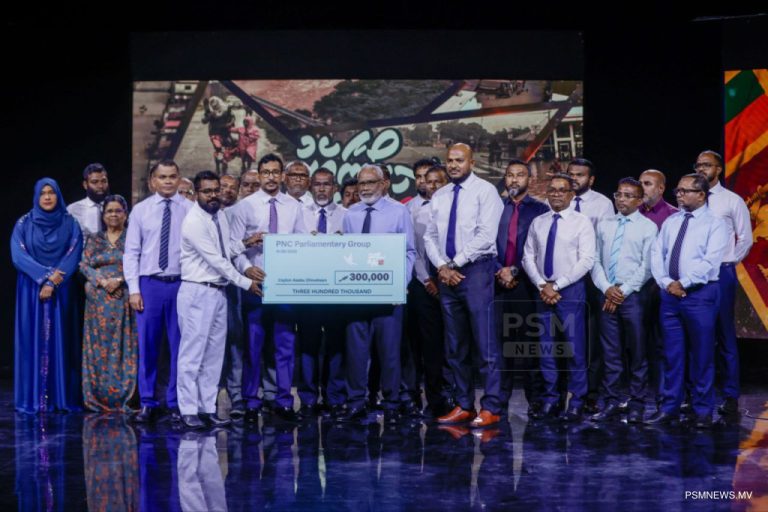 ޕީއެންސީ ޕާލިމެންޓަރީ ގްރޫޕުން 3 ލައްކަ ރުފިޔާ ލަންކާއަށް ހަދިޔާކޮށްފި