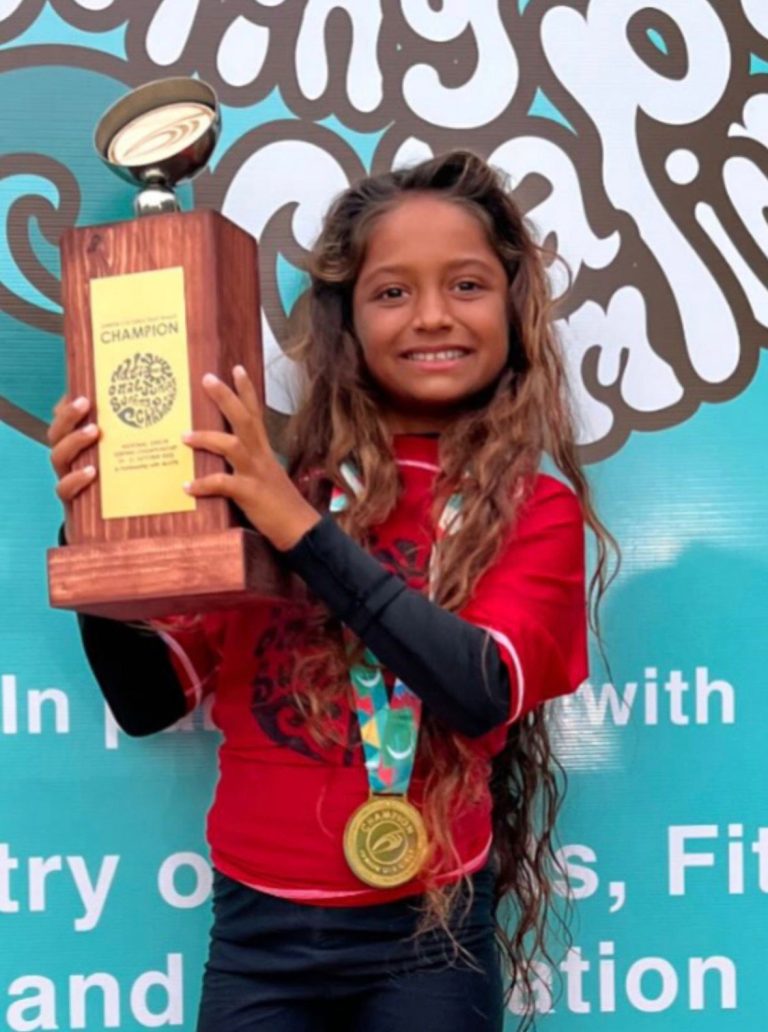 ރާއްޖޭގެ ފުރަތަމަ އަންހެން ޖޫނިއަރ ސާފިންގ ޗެންޕިއަންކަން އާލިޔާ ހޯދައިފި