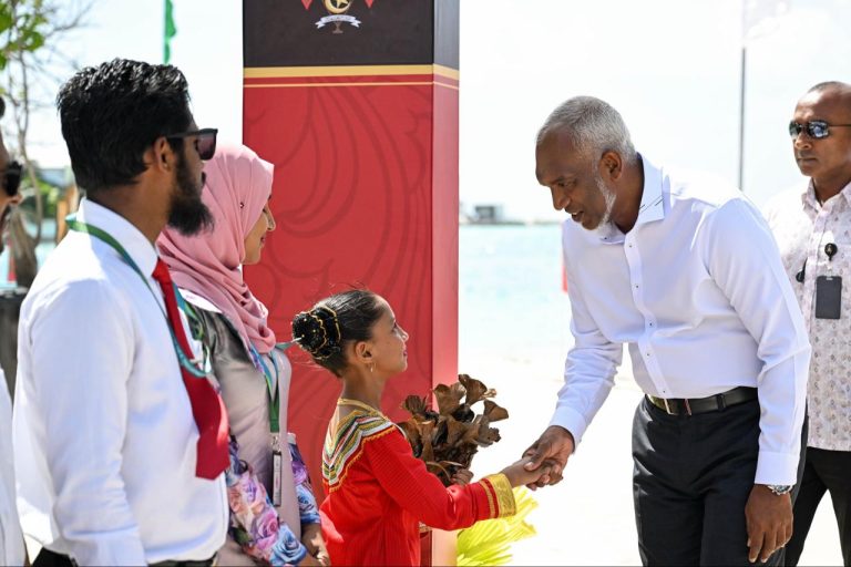 ފުވައްމުލަކާއި އައްޑުއަށް ކުރައްވާ ދަތުރުފުޅުގައި ރައީސް ފުރާވަޑައިގެންފި