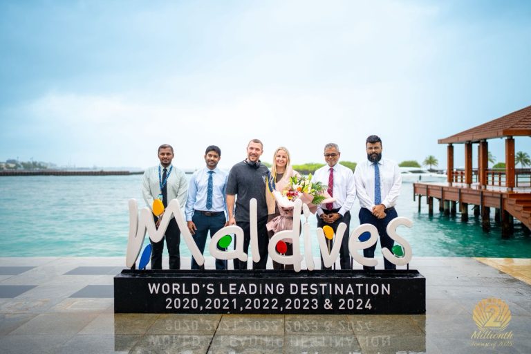 ދެ މިލިއަން ވަނަ ޓޫރިސްޓަށް ޔޫކޭ ރައްޔިތެއް