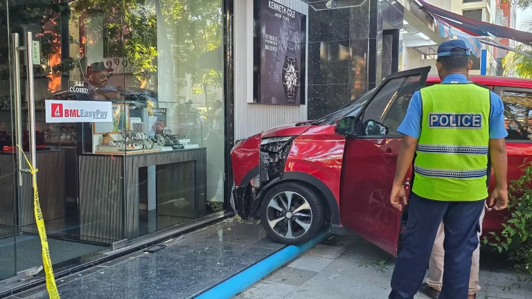 ހުޅުމާލޭގައި ކާރެއް ކޮންޓްރޯލުން ނެއްޓި، ފިހާރައެއްގެ ބިއްލޫރިގަނޑަށް އަރައިފި