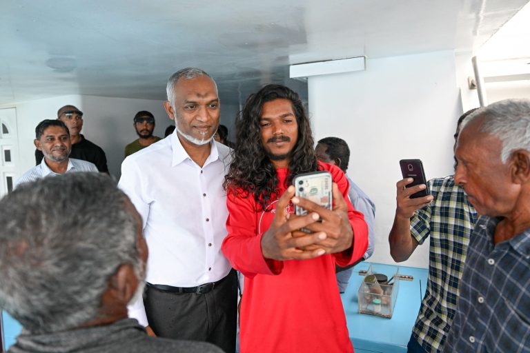 ޕީއެންސީ ސަރުކާރަށް ދެ އަހަރު ؛ މަސްވެރިން ބޭންކިން ނިޒާމަށް