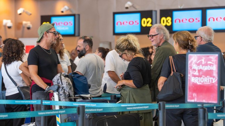 މި މަސް ނިމުމުގެ ކުރިން ރާއްޖެއަށް ދެ މިލިއަން ޓޫރިސްޓުން ހަމަވާނެ