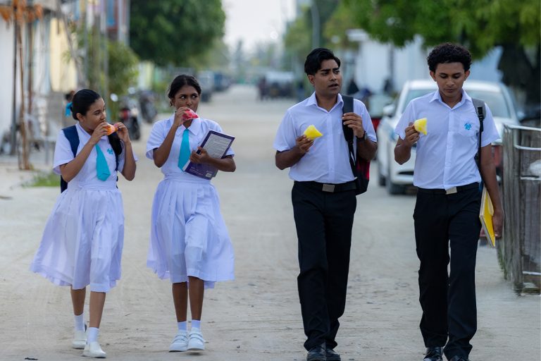 ދެން އޮތީ ލިލީގެ ފަހު ތިން ޝޯވ، އަވަހަށް ޓިކެޓު ނަގާ