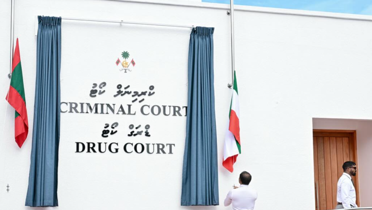 ކްރިމިނަލް ކޯޓަށް ގާޒީއެއް ހޯދަނީ