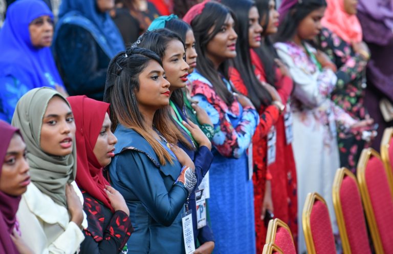 ސިވިލް ސަރވިސް އަންހެން މުވައްޒަފުނަށް ފާސްކުރި ހެދުމެއް ނުވަތަ ދިވެހި ލިބާހެއް ލެވޭ ގޮތަށް އުސޫލު ބަދަލުކޮށްފި