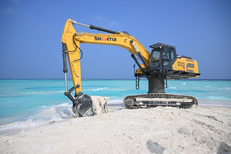 ވިހަފަރު އެއާޕޯޓު ތަރައްގީކުރަން ބިން ހިއްކަން ފަށައިފި