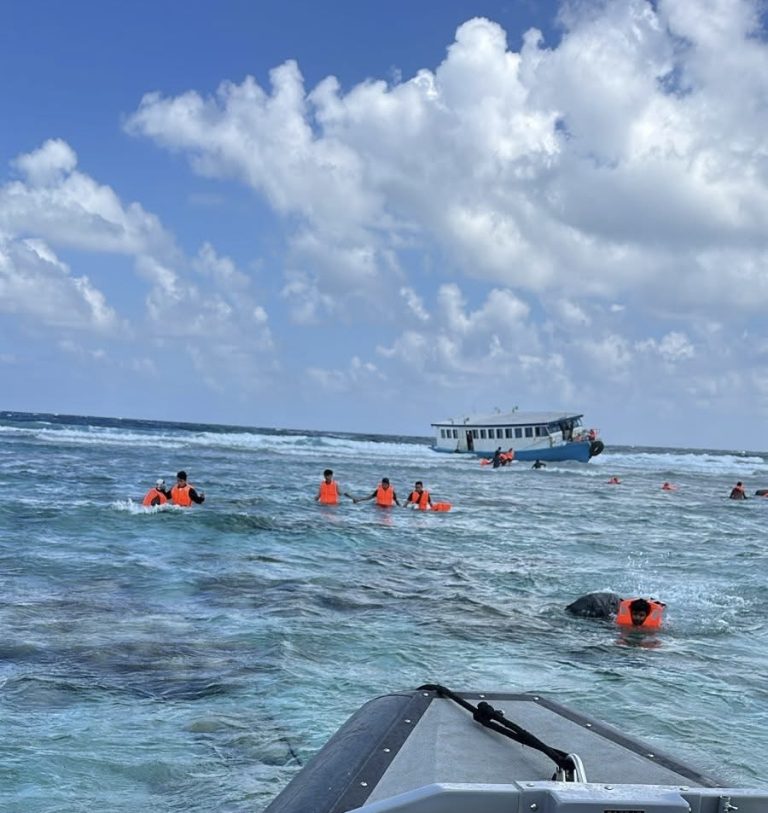 67 ފަތުރުވެރީން ގޮވައިގެން މާފުއްޓަށް ދަތުރުކުރި ފެރީއެއް ފަރަށް އަރައިފި