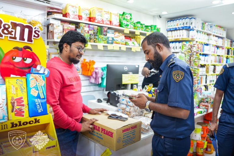 ހަތަރު ތަނެއް ބަލައި ފާސްކޮށް، ބިދޭސީއަކު އިމިގްރޭޝަނުގެ ބެލުމުގެ ދަށަށް