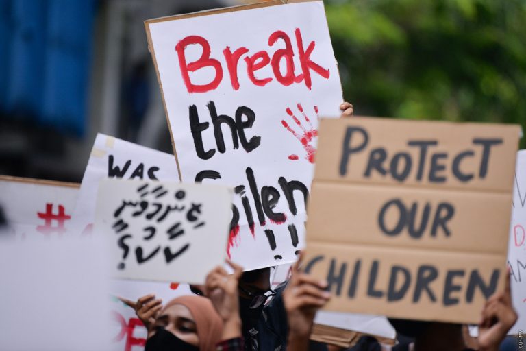 ދަރިވަރުންތަކަކަށް ޖިންސީ ގޯނާކުރި ޓީޗަރަށް ފަސް ދައުވާއެއް، 60 އަހަރުގެ ހުކުމެއް އަތުވެދާނެ