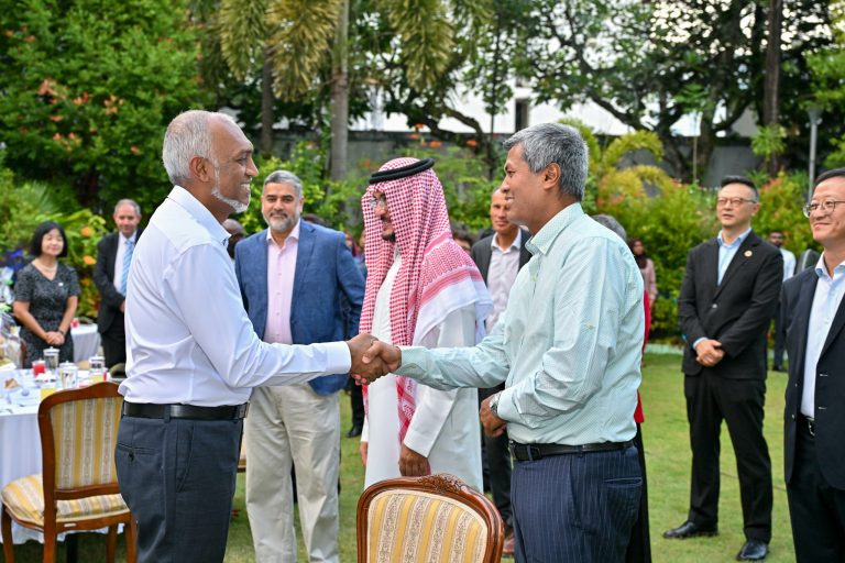 ރައީސް މުއިއްޒު ބޭރުގެ ޑިޕްލޮމެޓުންނަށް ރޯދަ ވީއްލުމެއް ދެއްވައިފި