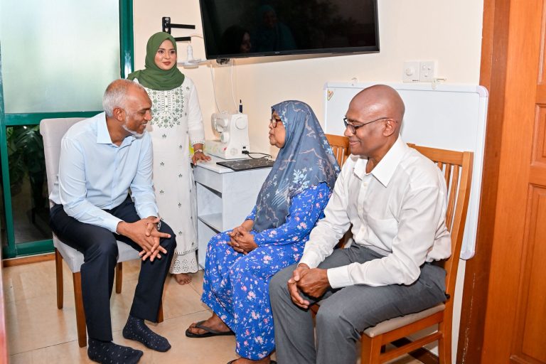 ކެމްޕޭންއަށް ރައީސް މުއިއްޒު މައްޗަން ގޯޅީގައި ދޮރުން ދޮރަށް