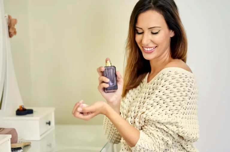 ގިނަ އަންހެނުން ފިރިހެން ސެންޓު ބޭނުންކުރަނީ ކީއްވެ؟