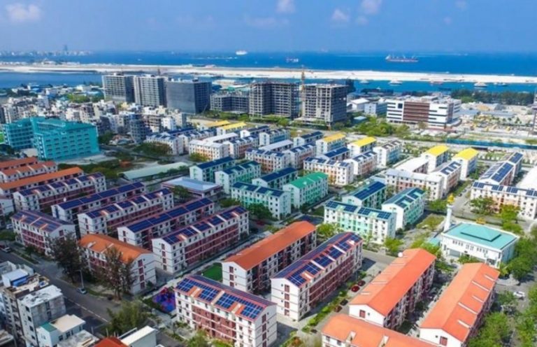 އިމާރާތަކުން ބިދޭސީއަކު ވެއްޓި ދަނގަޑަކަށް ހެރިގެން ފަރުވާ ދެނީ