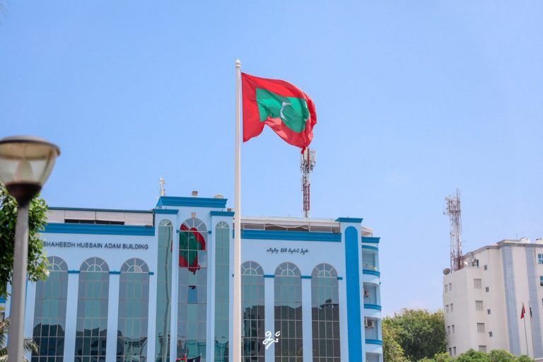 ޕޮލިސް ކޮމިޝަނަރު ކަމަށް 3 ބޭފުޅަކު ކުރިމަތިލައްވައިފި