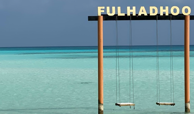 ފުޅަދޫގެ އާންމު ތަންތަނުގައި ނިވާކަންކުޑަކޮށް އުޅޭ ފަތުރުވެރިން ޖޫރިމަނާކުރަނީ