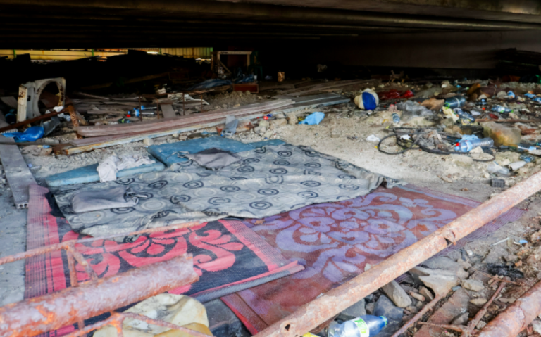 ބުރިޖު ދަށުގައި ބަޔަކު ދިރިއުޅޭ މައްސަލަ ބަލަނީ