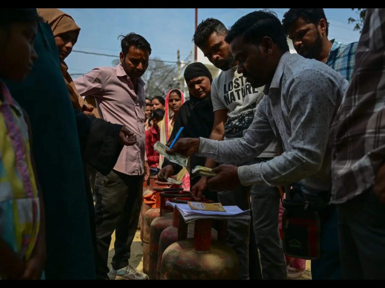 ހަނގުރާމަ އާއި ގޭހުގެ އަގު: އިންޑިއާގެ ބަދިގެތަކަށް ކުރިމަތިވި “އެލް.ޕީ.ޖީ ޝޮކް” އިން އަރައިގަތުމަށް ކުރާ މަސައްކަތް