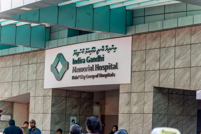 މާލޭ ގެއެއްގެ މަތިން ވެއްޓުނު މީހަކަށް ފަރުވާ ދެނީ