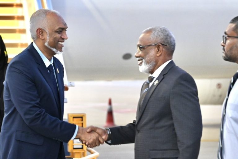 އުމްރާގެ މަތިވެރި އަޅުކަމަށް ފަހު ރައީސުލްޖުމްހޫރިއްޔާގެ ދެކަނބަލުން އެނބުރި ރާއްޖެ ވަޑައިގެންފި