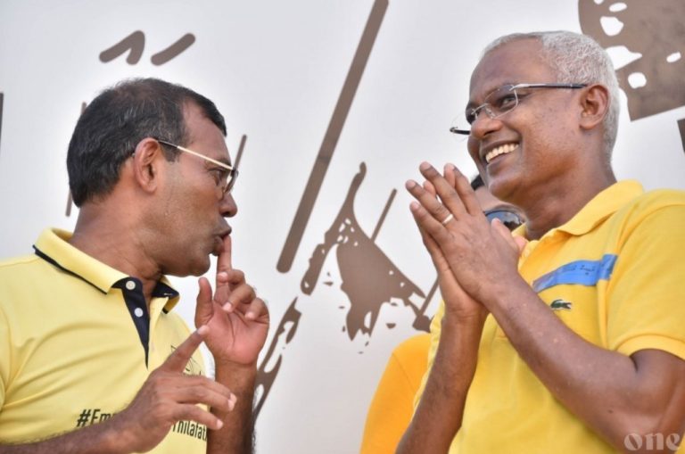 އެމްޑީޕީގެ ގައުމީ މަޖިލީހުން ނަޝީދަށް ގޮނޑިއެއް، ޕާޓީ ހިނގުން ދެ ރައީސުންނަށް