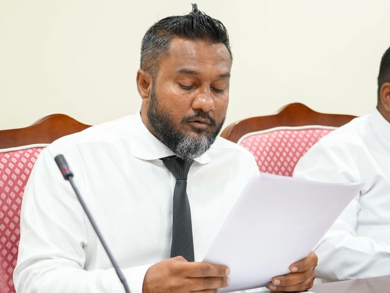 މެންބަރު ސިނާންގެ ގޮނޑި ގެއްލިއްޖެ