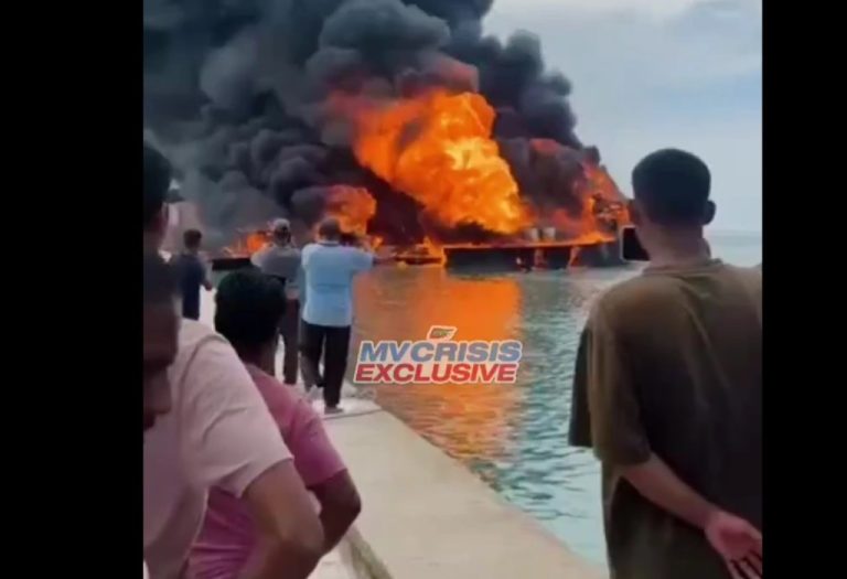 ފީއަލީ ބަނދަރުގައި އޮތް ތެޔޮ ބޯޓެއްގައި ރޯވެ އަނދަނީ