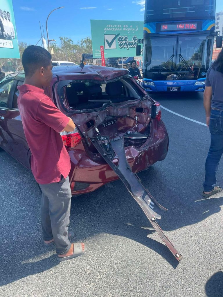 އެކްސިޑެންޓެއްގައި 22 އަހަރާއި 19 އަހަރުގެ ދެ ޒުވާނުންނަށް ސީރިއަސް އަނިޔާތަކެއް ލިބި ފަރުވާދެނީ