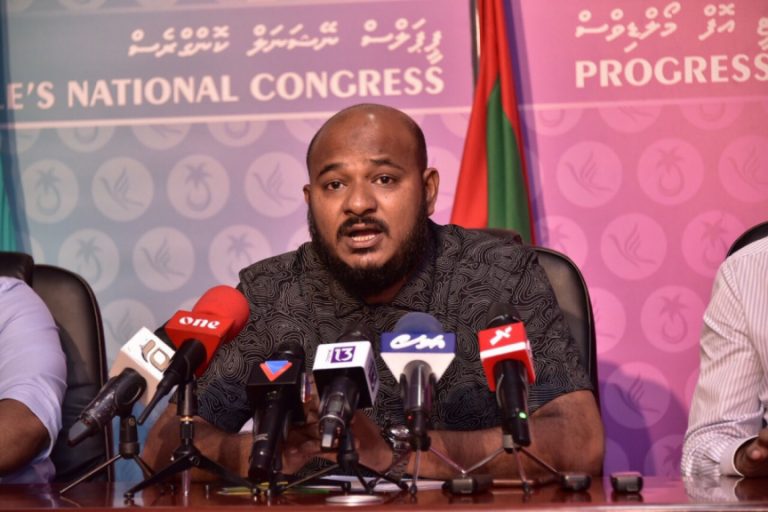 ދެ އިންތިޚާބު އެއްދުވަހެއްގައި ބާއްވަން ނެގުނު ވޯޓަކީ އެމްޑީޕީއަށް ނުވަތަ ސަރުކާރަށް ތާއީދު އޮތްތޯ ބަލަން ނެގުނު ވޯޓެއް ނޫން: ޝުޖާއު