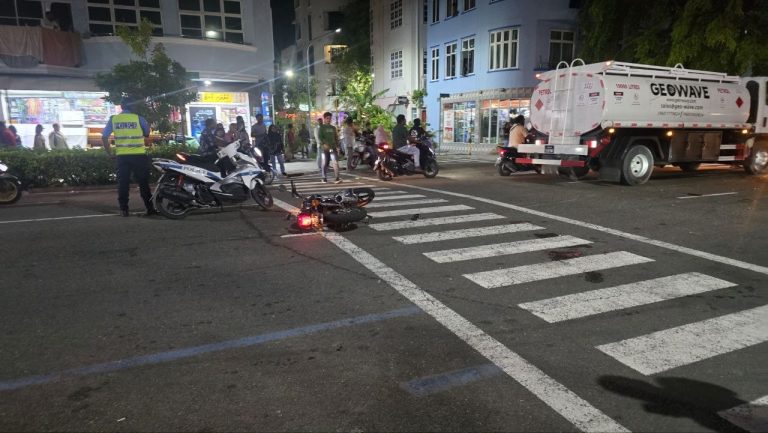 ތެޔޮބައުޒަރަކާއި ސައިކަލެއް ޖެހި އެކްސިޑެންޓެއް ހިނގައި، ދިވެހި ފިރިހެނަކަށް ފަރުވާދެނީ