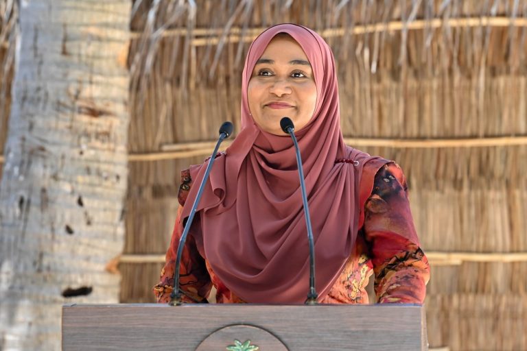 ދުޅަހެޔޮ ސިއްހަތަކަށް ރައްކާތެރި ކާބޯތަކެތި ކަށަވަރުކުރުމަކީ މުޖުތަމައުގެ އެންމެންގެ ވާޖިބެއް: ފަސްޓް ލޭޑީ