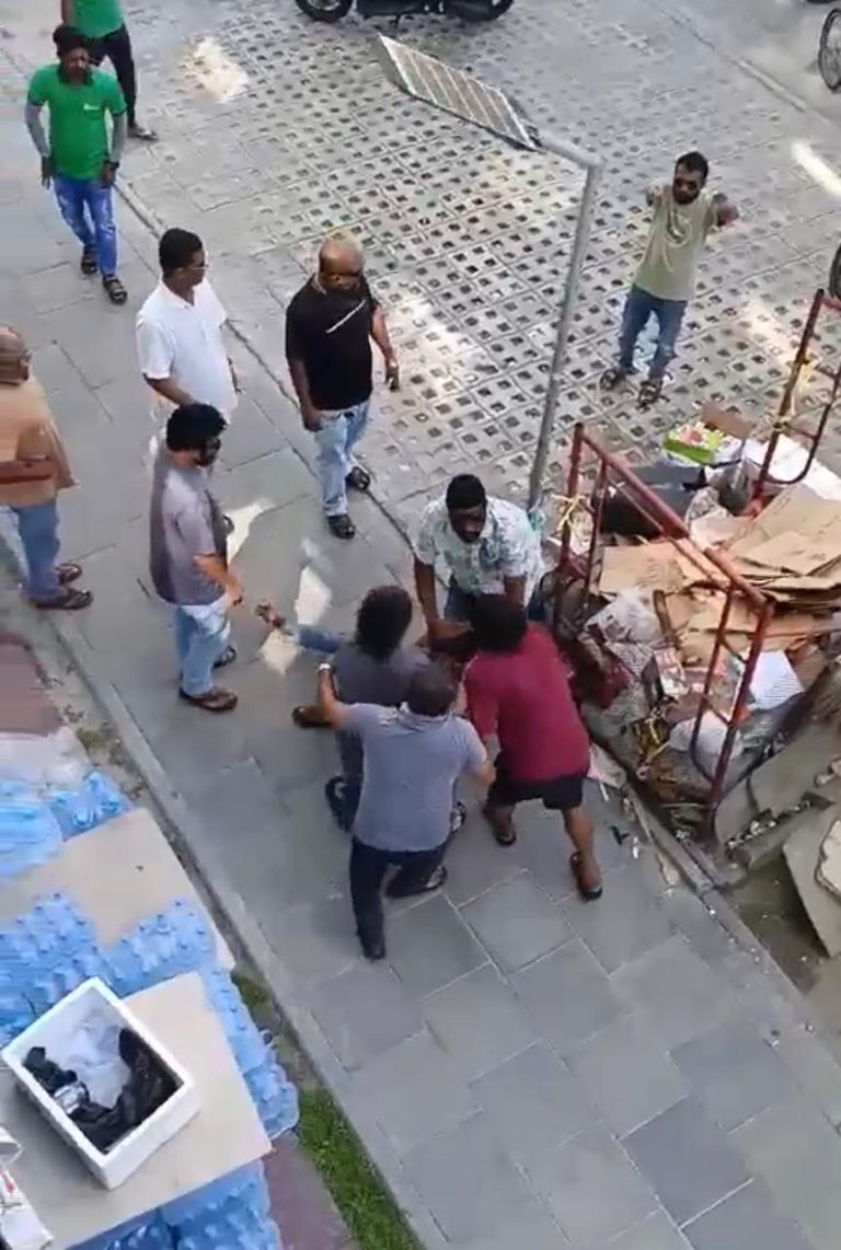 ހުޅުމާލެ ފިހާރައަކަށް ވަޅިއެއް ހިފައިގެން ވަދެ، މާރާމާރީ ހިންގައިފި