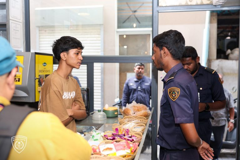 ކެފޭ/ޓޭކްއަވޭގެ ތަންތަން ރެއިޑްކޮށް ގަވާއިދާ ހިލާފަށް އުޅުނު ބިދޭސީއަކު އަތުލައިގެންފި