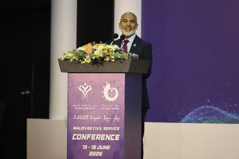 ކޮންމެ 15 މީހަކަށް ސިވިލް ސާވެންޓެއް އެބަހުރި: ވަޒީރު ޝަފީއު
