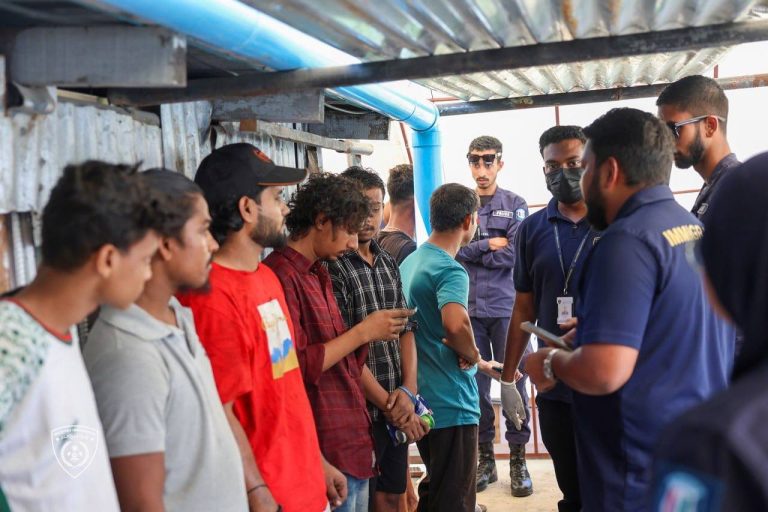 ގަރާޖެއް ބަލާފާސްކޮށް 12 ބިދޭސީން އިމިގްރޭޝަންގެ ބެލުމުގެ ދަށަށް