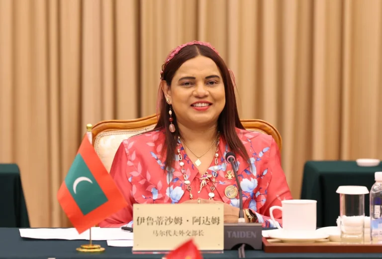 ޗައިނާގައި ކިޔަވަމުންދާ ދަރިވަރުންނަށް ދިމާވާ ދަތިތައް ފޮރިން މިނިސްޓަރު ބައްލަވައިފި
