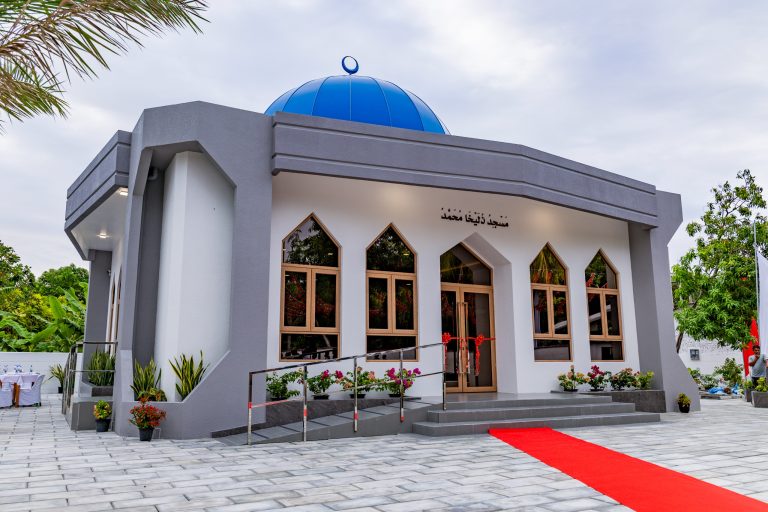 ދަމާސް ސޯލިހުގެ އެހީގައި އައްޑޫގައި ބިނާކުރި މިސްކިތް ހުޅުވައިފި