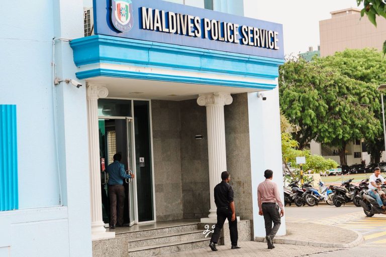 ފިހާރައެއް ފަޅާލައިގެން ވައްކަންކުރި ދެ މީހަކު ހައްޔަރުކޮށްފި