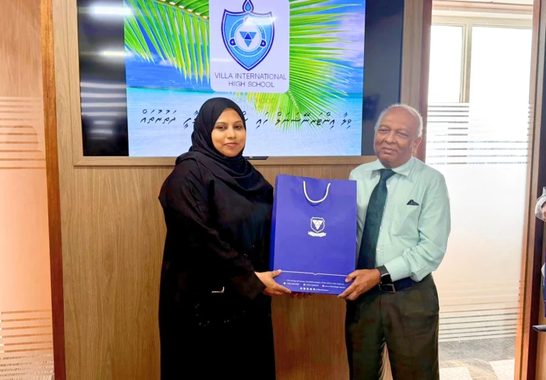ވިލާ ހައި ސްކޫލުގެ “ސަގާފީ ދަތުރު” މިނިސްޓަރު ހީނާ ވަލީދަށް ތައާރަފްކޮށް އަރުވައިފި