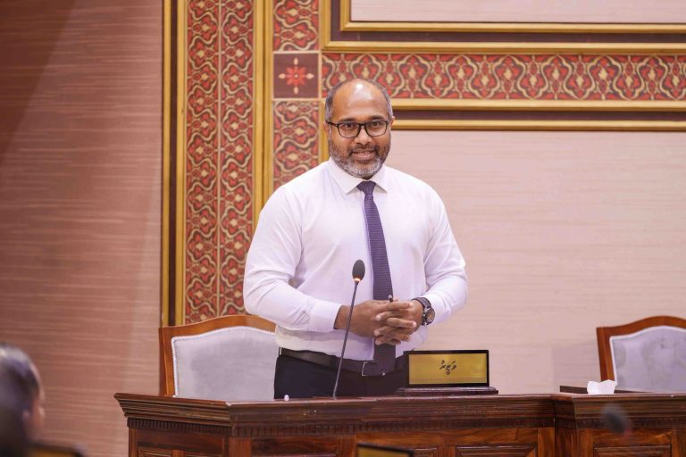 ތިން ވުޒާރާގައި ރޯވީ ބަޔަކު ހުޅުޖެހުމުންނެއް ނޫން: މިނިސްޓަރު