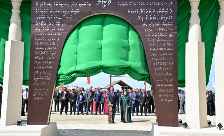 އުތީމުގައި ބިނާކުރި ‘ބޮޑުތަކުރުފާނުގެ ހަނދާނީ ދޮރާށި’ ރައީސް ހުޅުވައިދެއްވައިފި