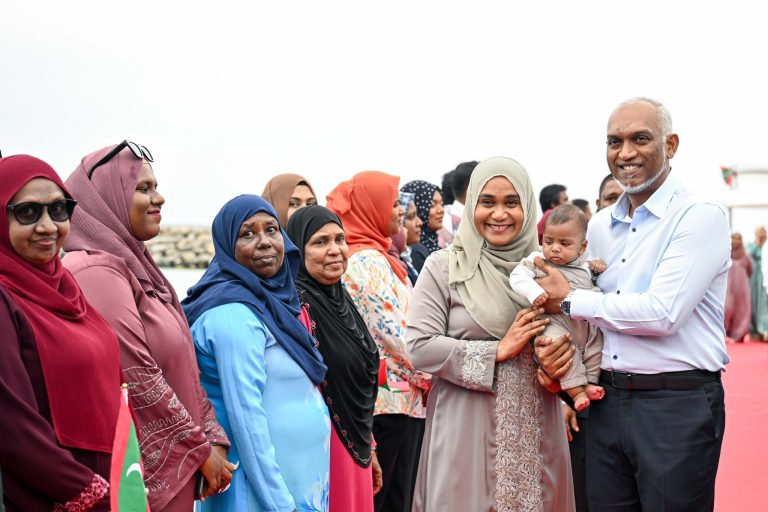 ރައީސްގެ ދެކަނބަލުންނަށް އުކުޅަހުން ކުލަގަދަ މަރުޙަބާއެއް